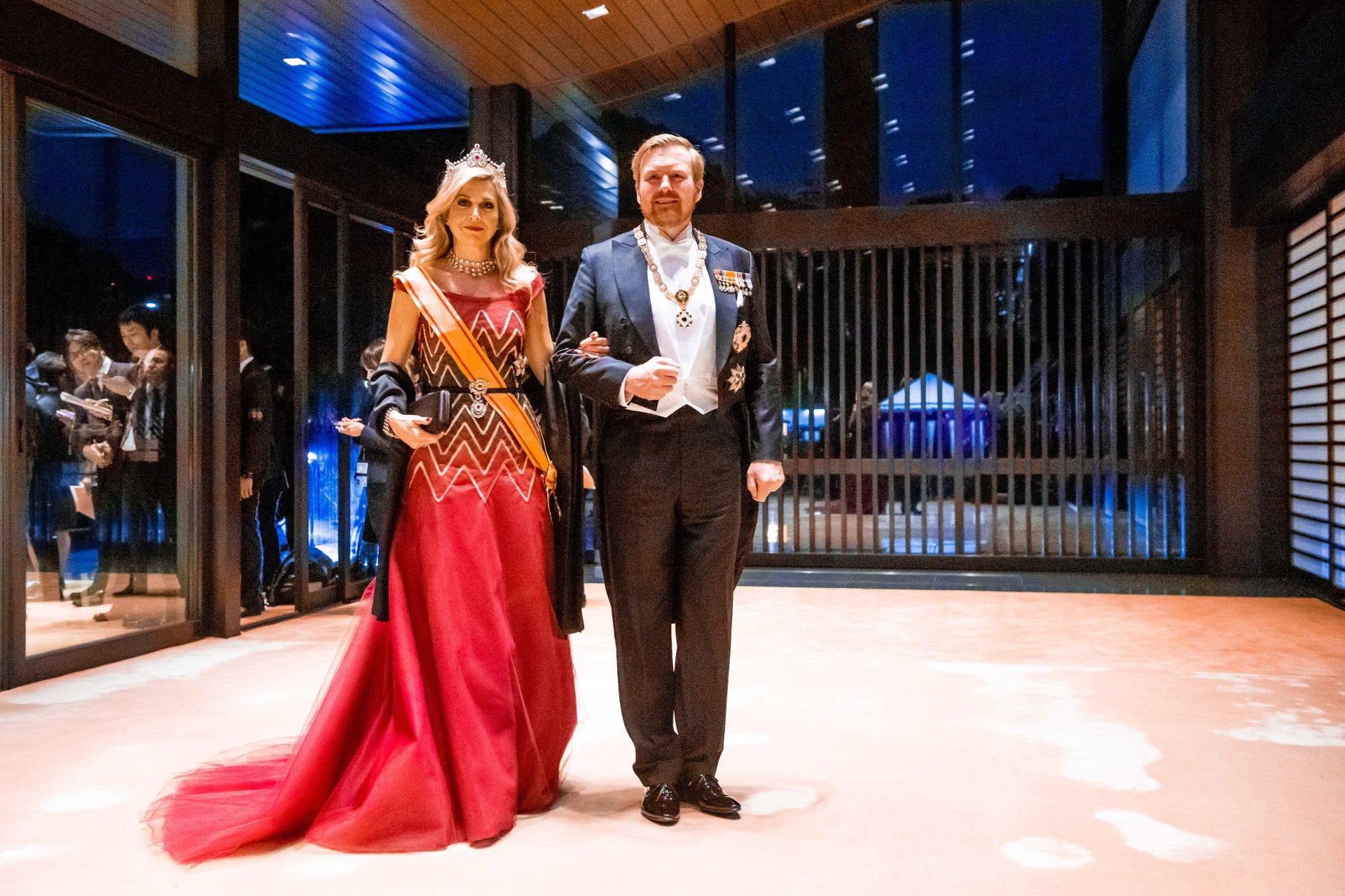 La entronización de Naruhito de Japón fue uno de los mayores aconteciemientos 'royal' pre pandemia. Para la cena de gala en la que se celebró la proclamación del nuevo emperador nipón, Máxima de Holanda sorprendió con un impresionante vestido de tul rojo con bordado geométrico joya en el cuerpo de Jan Taminau, uno de sus diseñadores de cabecera. Completó el look con la imponente tiara Mellerio de diamantes y rubíes, a juego con la pulsera, y un collar tipo choker.