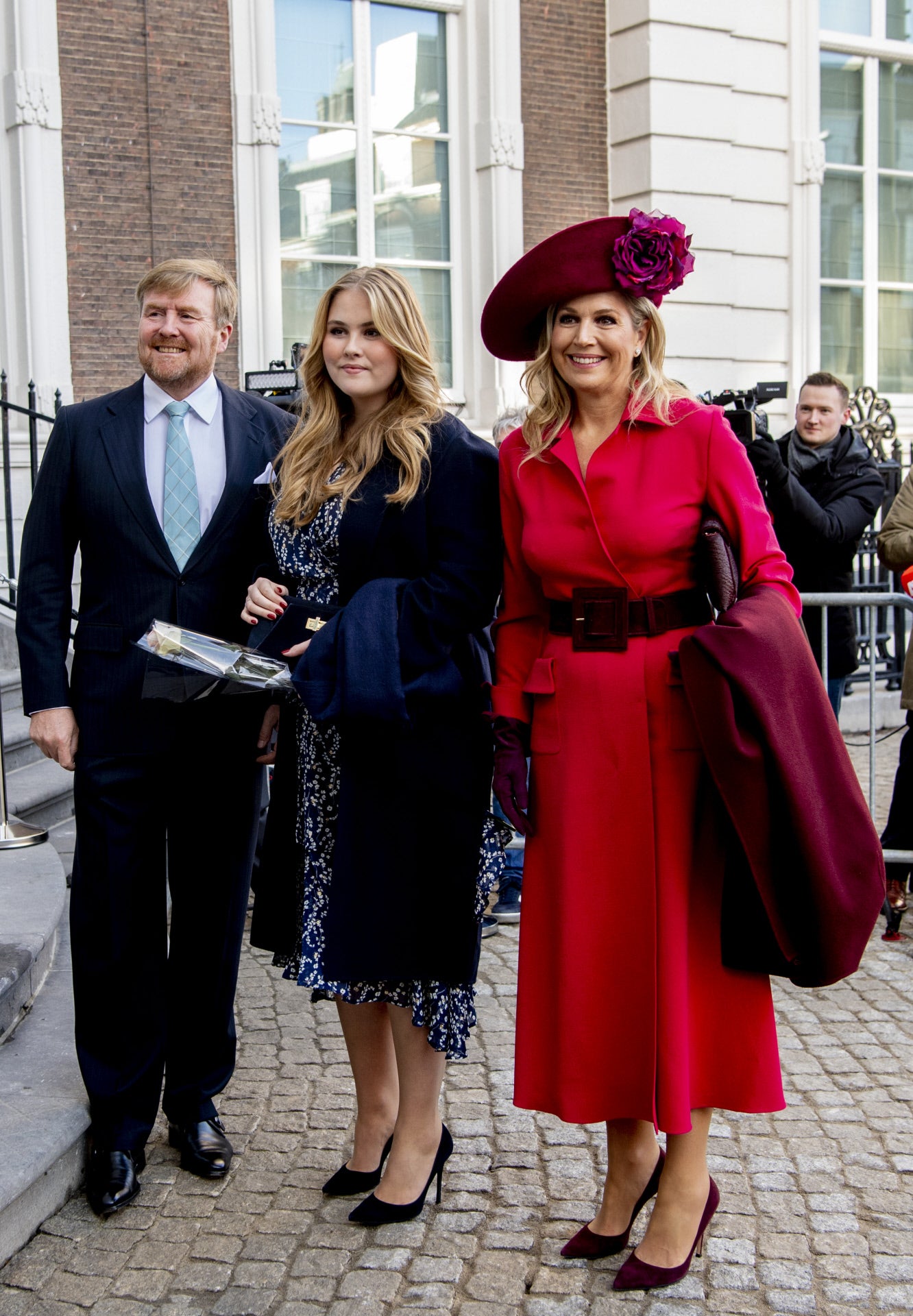 Pero si Máxima de Holanda es rompedora con sus looks de gala, en los actos de día siempre deja con la boca abierta. Su apuesta arriesgada por los colores más potentes y su perfecto manejo de los complementos, especialmente tocados llamativos y las pamelas XL, se han convertido en su seña de identidad sartorial. Este look en rojo y vino durante unos actos en La Haya el pasado mes de diciembre, con abrigo-vestido de Natan y capa es sublime.