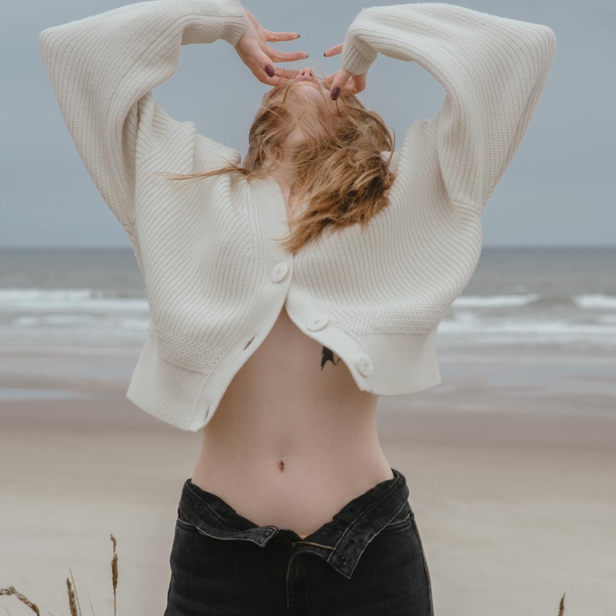 Si quieres conseguir un vientre plano, además de incluir en tu dieta estos alimentos, deberías hacer ejercicios centrados en el abdomen como los que verás al pinchar en la imagen. 