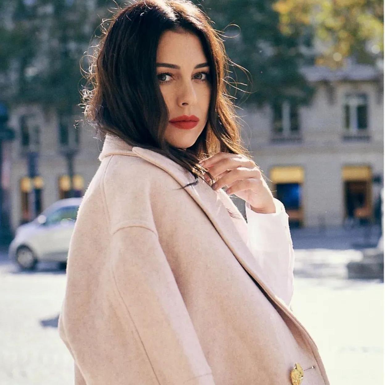 Pincha en la imagen para ver las blusas y camisas semitransparentes de Zara que van a hacer de cualquier look tu estilismo más favorecedor.