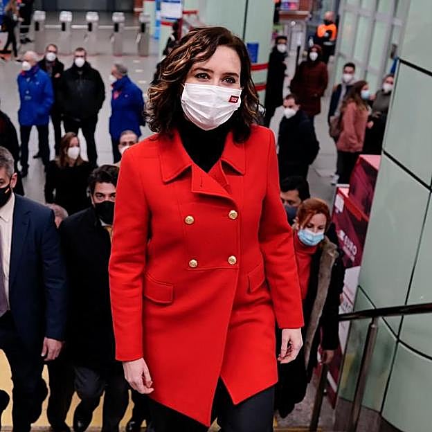 Imagen principal - Hablemos de las mechas rubias que se ha hecho Isabel Díaz Ayuso y que son perfectas para dar un toque rejuvenecedor al pelo oscuro