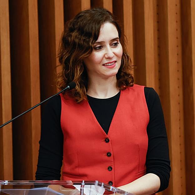 Hablemos de las mechas rubias que se ha hecho Isabel Díaz Ayuso y que son perfectas para dar un toque rejuvenecedor al pelo oscuro