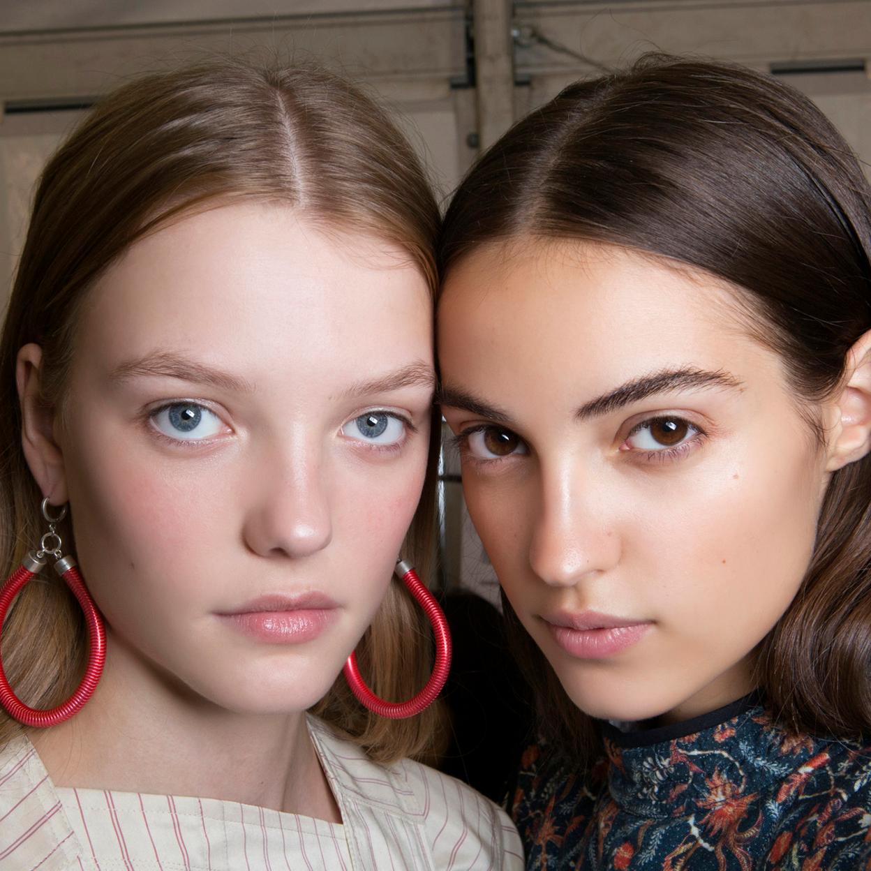 Pincha en la imagen para descubrir los mejores sérums y cremas para el contorno de los ojos que mejoran bolsas y ojeras, y acaban con la mirada cansada.