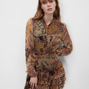 Imagen secundaria 1 - En abrigo o vestido: estas son las prendas de estilo bohemio que confirman que el estampado &#039;paisley&#039; es el más elegante