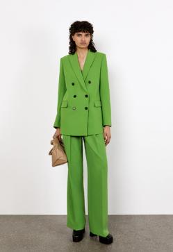 Imagen secundaria 2 - Traje de dos piezas en color verde manzana de la nueva colección de Zara. Americana con doble botonadura de Zara (59,99 euros) y pantalón fluido de Zara (39,99 euros). 