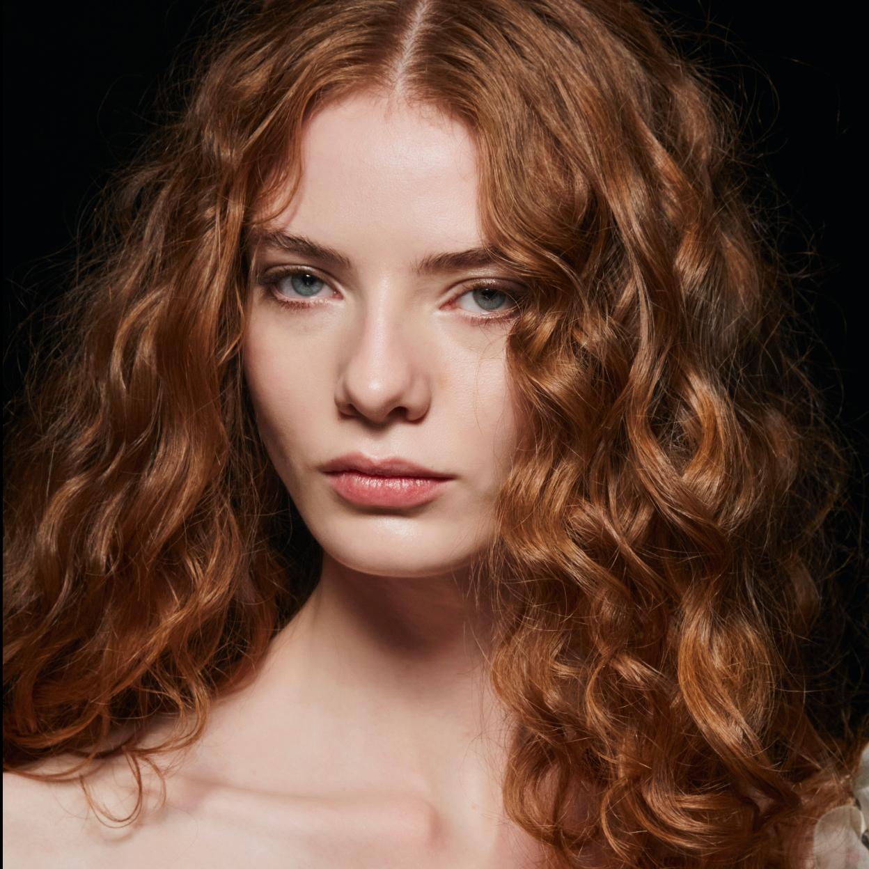 Pincha en la imagen para ver 9 productos para que recuperar tus rizos definidos con el curly girl method sea mucho más efectivo.