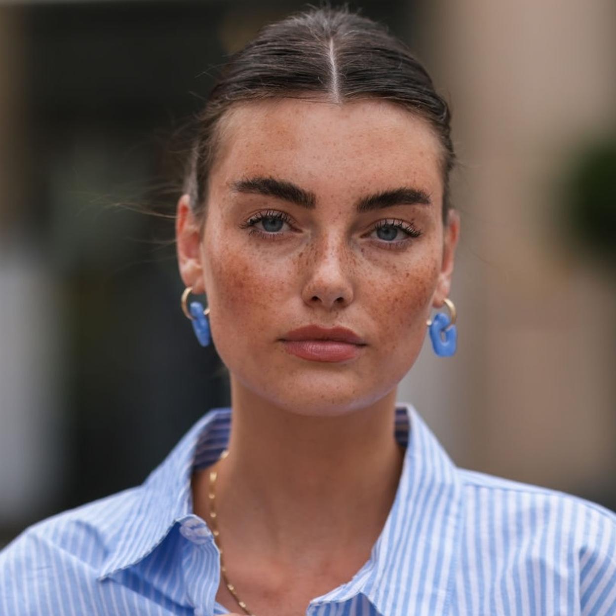 Pincha en la imagen para ver Las mejores máscaras de pestañas en tono marrón para un aspecto más natural y rejuvenecido sin sacrificar la intensidad en la mirada