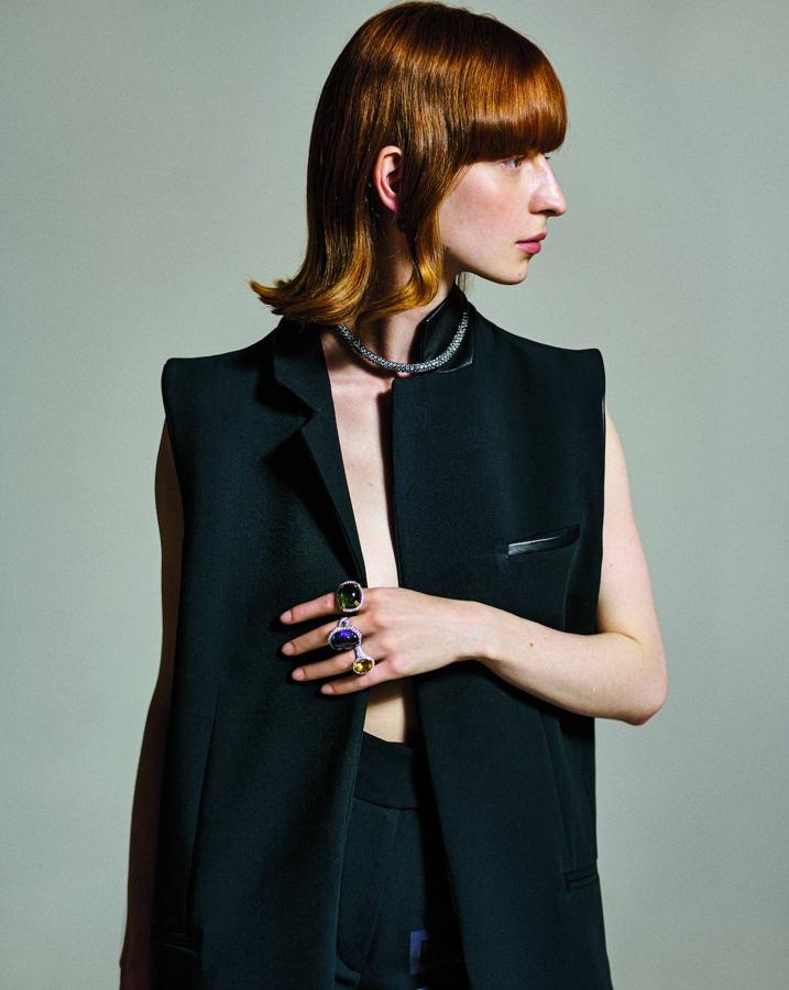 Chaleco y pantalón de Themis Z y pendientes, anillos y collar de Kessaris Boutique.