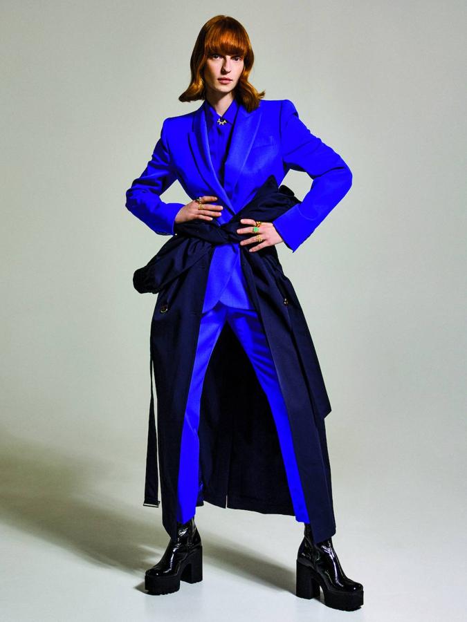 Blazer de lana y cachemira, de Max Mara; camisa de Wolford, pantalones eco de Ted Baker, bolso de Callista Crafts y pendientes y anillos de Danelian Diamond Club.