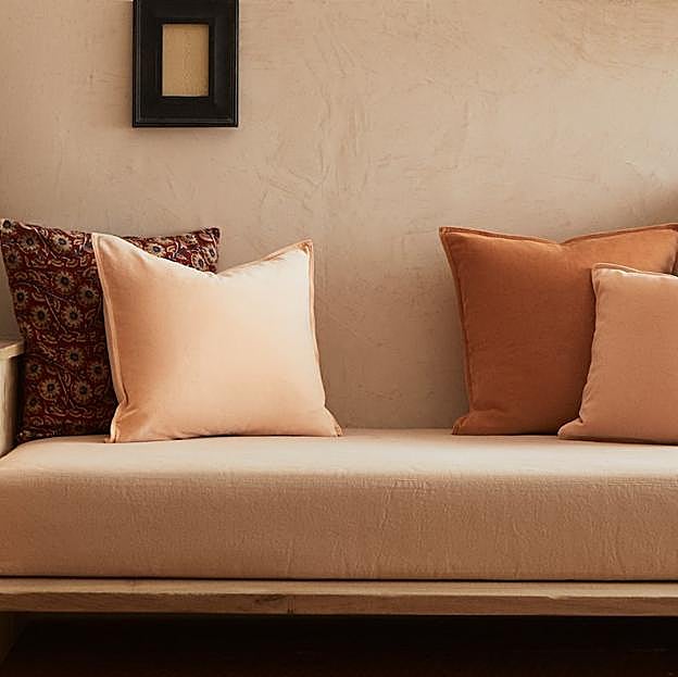 Imagen principal - Los cojines de Zara Home, con diferentes texturas, colores y estampados, están disponibles desde 7.99 euros.