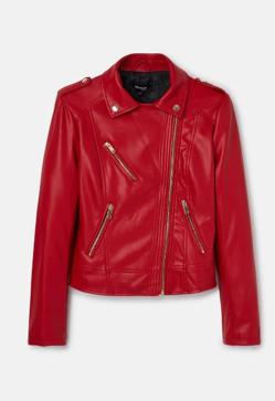 Imagen secundaria 2 - La Reina Letizia copia a Isabel Díaz Ayuso con un vestido de Mango y esta chaqueta roja tan original que rejuvenece y favorece a partes iguales