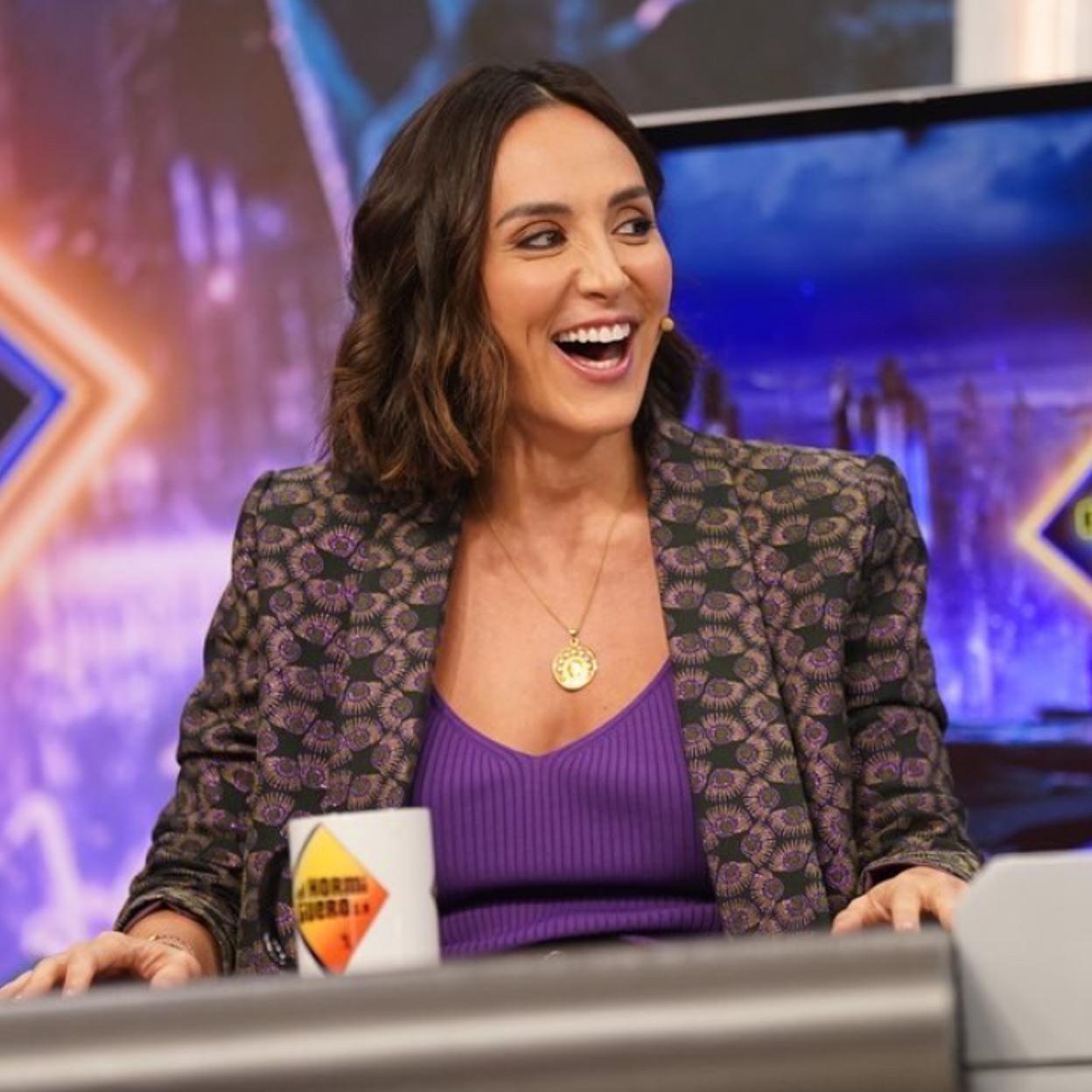 Pincha en la imagen para ver los pantalones estampados de Mango que sientan de maravilla.