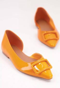 Imagen secundaria 2 - Las bailarinas más elegantes, bonitas, cómodas y baratas que vas a llevar también en primavera son de terciopelo, charol y tweed