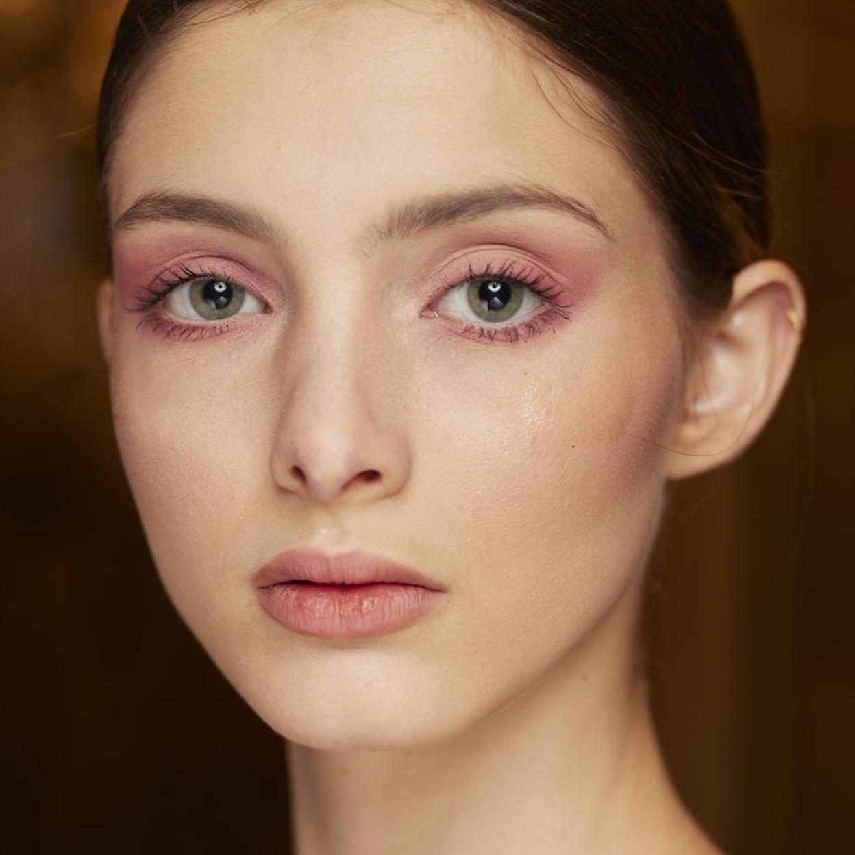 Pincha en la foto para ver cremas y sérums para combatir las ojeras, acabar con las arrugas del contorno de los ojos y conseguir una mirada radiante