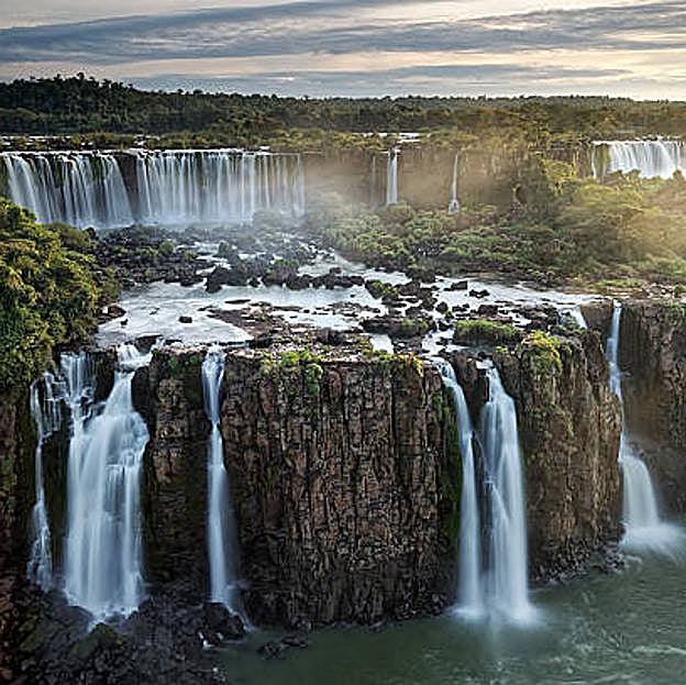 Imagen principal - Viajes más impresionantes por Sudamérica: las cataratas de Iguazú, entre Argentina y Brasil; al Salto del Ángel, en Venezuela, o al Glaciar Perito Moreno, en la Patagonia.