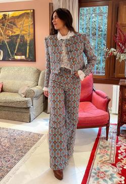 Imagen secundaria 2 - Carmen Lomana revoluciona Instagram con un conjunto estampado made in Spain que favorece y tienen ya todas las influencers