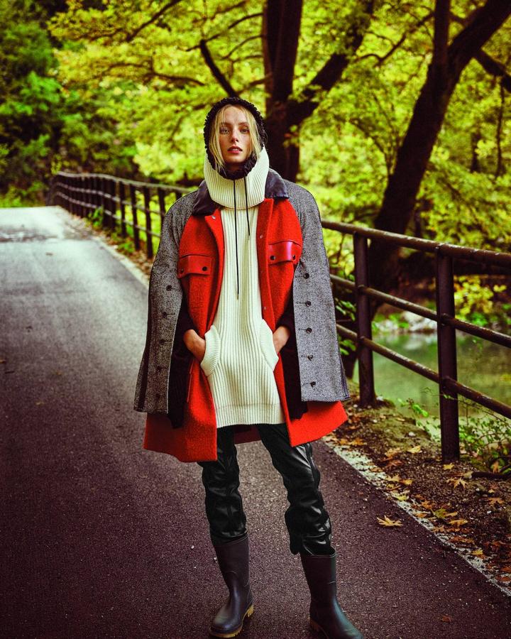 Abrigo capa, sobrecamisa, jersey, pantalón y balaclava, todo de Louis Vuitton. Las botas de agua son de El Corte Inglés.