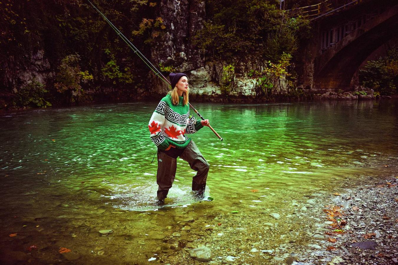 Jersey y pantalón vaquero de Dsquared2; gorro de Acne Studios y botas de agua de El Corte Inglés.