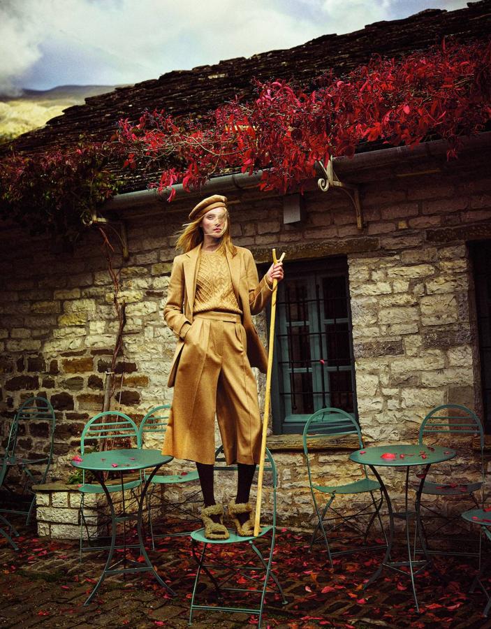 Blazer, jersey, pantalón y boina de Max Mara. Las medias son de Calzedonia y las sandalias, de H&M.