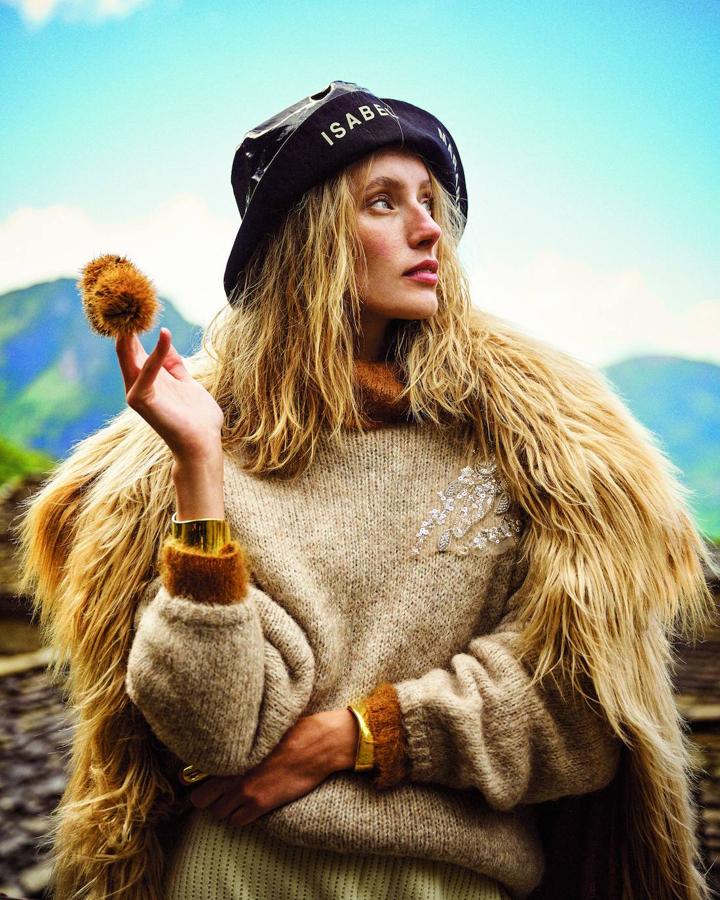 Abrigo y jersey interior de Alberta Ferretti; jersey bordado y falda de Elena Makri Mykonos; sombrero de Isabel Marant y pulseras de Minas.