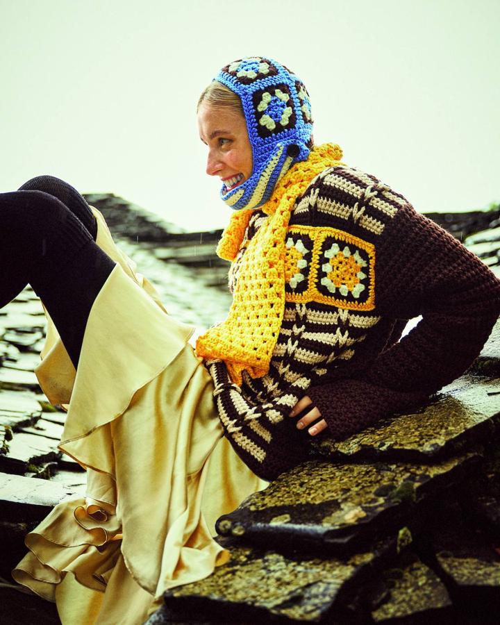 Vestido, jersey, bufanda y balaclava de Miu Miu. Las medias son de Calzedonia.