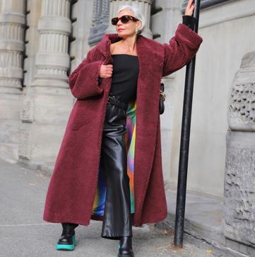 Imagen secundaria 1 - Todas las influencers de más de 50 tienen estos pantalones negros porque rejuvenecen cualquier look y sientan de maravilla