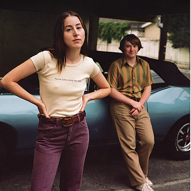 Cosas que vas a querer hablar con tus amigas cuando salgas de ver Licorice Pizza, la película más romántica del año