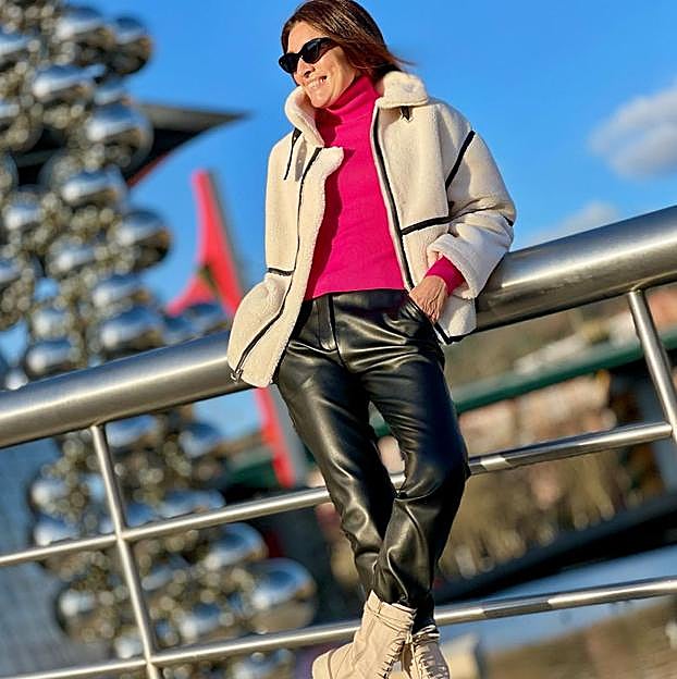 Imagen principal - Todas las influencers de más de 50 tienen estos pantalones negros porque rejuvenecen cualquier look y sientan de maravilla