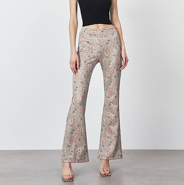 Imagen principal - Estos son los pantalones estampados de flores súper bonitos que mejor sientan con camisas y camisetas para llevar a diario