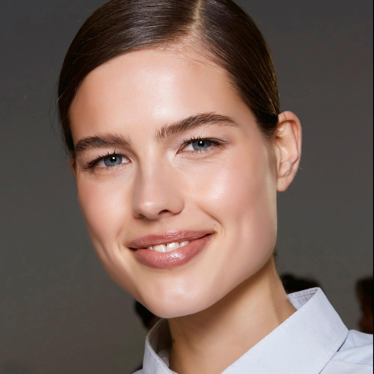 Mujer con piel iluminada