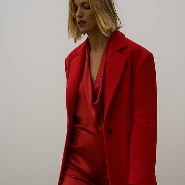 Imagen principal -  1 y 3. Abrigo largo de lana de corte masculino en color rojo de Zara (129 euros). 2. Sandalias con plataforma en color rojo de Zara (89,99 euros). 