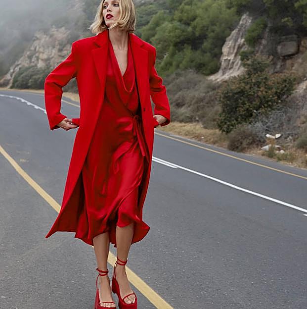 Imagen principal - Este vestido de edición limitada de Zara es una de las prendas más deseadas del momebto. Vestido santiando de color rojo de Zara (129 euros)