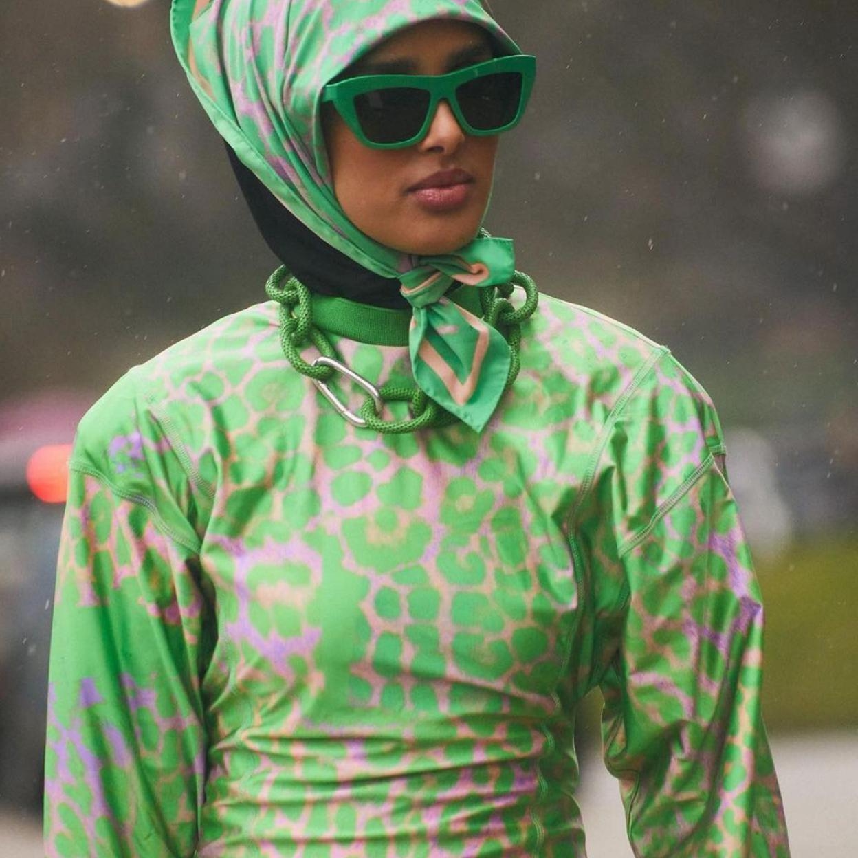 Pincha en la foto para ver jerséis, pantalones, vestidos… Los básicos en verde que hemos fichado para sumarnos en las rebajas al color tendencia de la temporada.