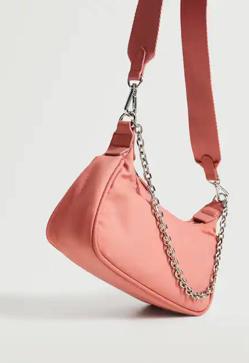 Imagen secundaria 2 - En Mango encontrarás un bolso con solapa y otro tipo baguette.
