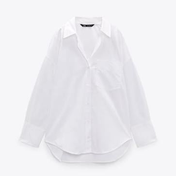 Imagen secundaria 1 - Vaqueros rotos y jersey naranja: el look cómodo y rejuvenecedor de Eugenia Silva muy fácil (y barato) de copiar