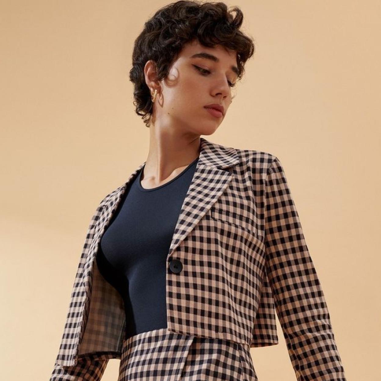 Pincha en la imagen para ver las blazers y chaquetas cropped que puedes comprar rebajadas y van a ser protagonistas de tus looks de primavera.