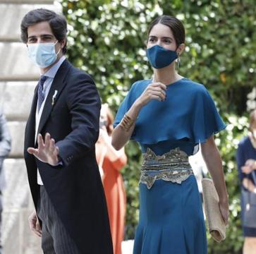 Imagen secundaria 1 - Los mejores looks de Sofía Palazuelo llevan firma española: de novia, con vestido de su tía, Teresa Palazuelo; o con vestido bicolor de Sophie et Voilà. El vestido azul, que lució en la boda de Belén Corsini, es de Jantaminau, el diseñador favorito de Máxima de Holanda.