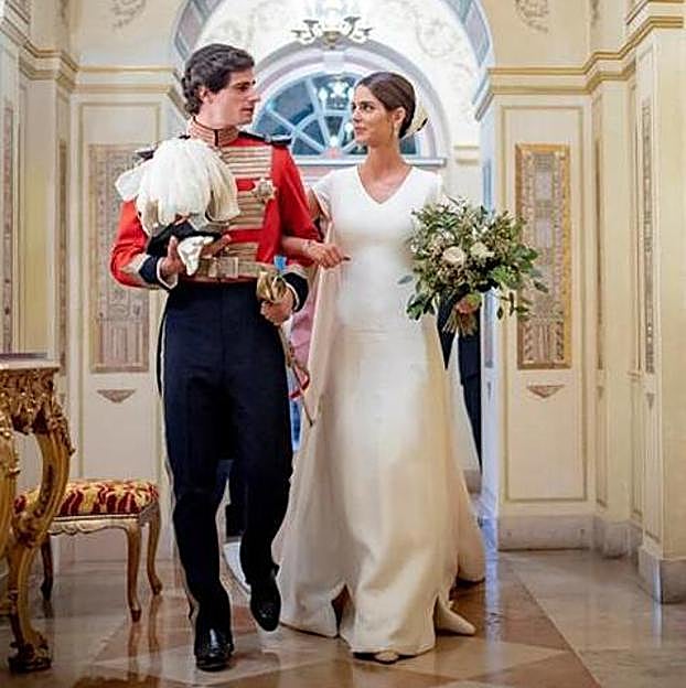 Imagen principal - Los mejores looks de Sofía Palazuelo llevan firma española: de novia, con vestido de su tía, Teresa Palazuelo; o con vestido bicolor de Sophie et Voilà. El vestido azul, que lució en la boda de Belén Corsini, es de Jantaminau, el diseñador favorito de Máxima de Holanda.