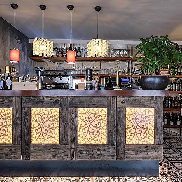 Imagen principal - Ambiente íntimo y una decoración que evoca el ecléctico pasado de Venecia..