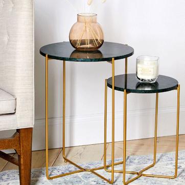 Imagen secundaria 1 - Los muebles de Primark Home son los más bonitos y baratos: el aparador de ratán cuesta 70 euros; el conjunto de mesas auxiliares de mármol y dorado cuesta 50 euros y la alfombra de yute cuesta 55 euros.