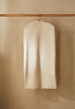 Imagen secundaria 2 - El portatraje de lino y piel cuesta 29.99 euros y las fundas de ropa de lino, lisas o con estampado de rayas, 19.99 euros el pack de dos.