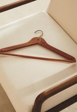 Imagen secundaria 2 - Las perchas de madera y las doradas cuestan 12.99 euros; y las plegables, 9.99 euros en Zara Home.