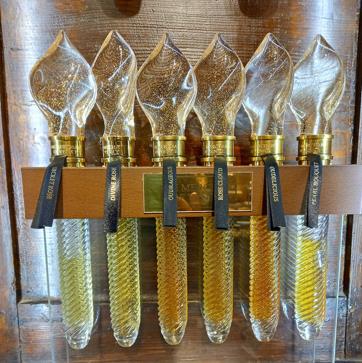 Imagen secundaria 1 - Y aquí Arriba, perfumes en la tienda The Merchant of Venice, Abajo, frascos de una edición limitada inspirada en los patines de las góndolas y perfume de La Fenice Collection. 