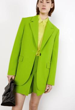 Imagen secundaria 2 - Estas son las blazers de colores, estampados y tejidos tendencia que más le gustan a Naty Abascal y que vas a querer llevar en tu armario