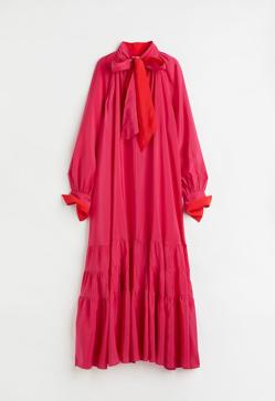 Imagen secundaria 2 - El vestido estampado con lazo de Mango cuesta 25.99 euros; el de maxi flores con pussy bow de Zara cuesta 49.99 euros y el fucsia (otro color feminista) de H&M, 59.99 euros.