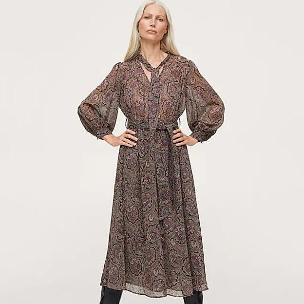 Imagen principal - El vestido estampado con lazo de Mango cuesta 25.99 euros; el de maxi flores con pussy bow de Zara cuesta 49.99 euros y el fucsia (otro color feminista) de H&M, 59.99 euros.