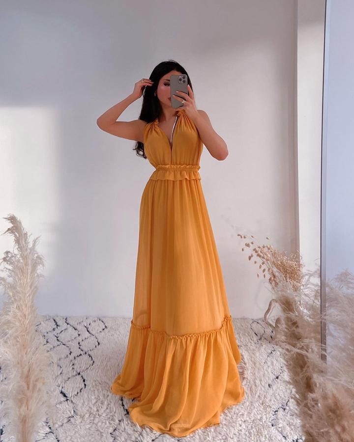 Este vestido de escote pico y acabados con volantes es una maravilla para las noches de verano. Cuesta 69,95 euros y está disponible en la talla S y M.