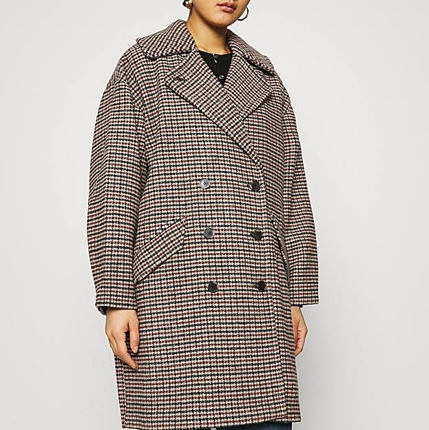 Imagen principal - Abrigo de cuadros, sudadera y botas cowboy: el look cómodo y estiloso para la oficina que rejuvenece a los 50