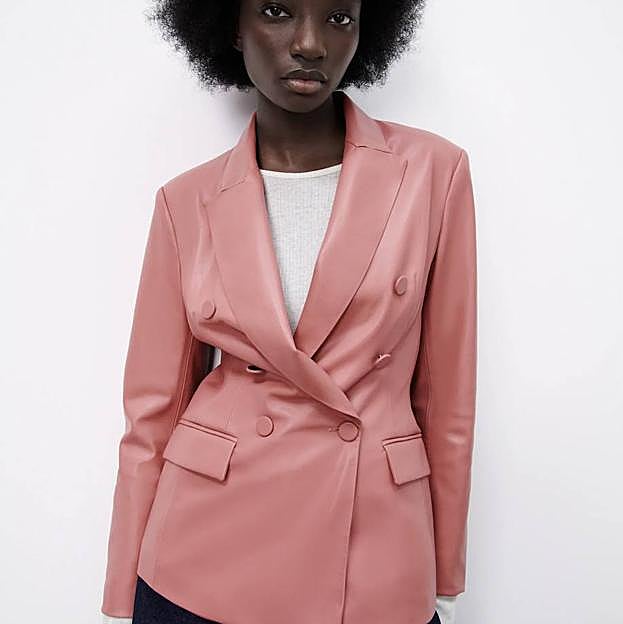 Imagen principal - Estas son las blazers de colores, estampados y tejidos tendencia que más le gustan a Naty Abascal y que vas a querer llevar en tu armario