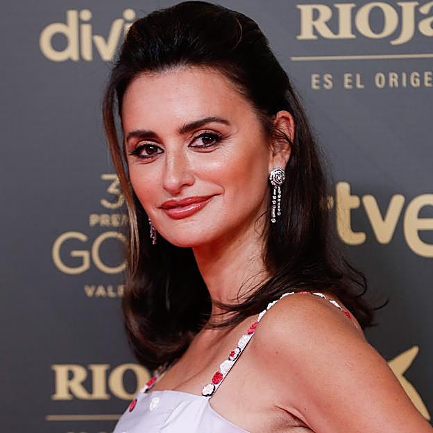 Penélope Cruz en los Goya 2022 con semirrecogido y maquillaje clásico.